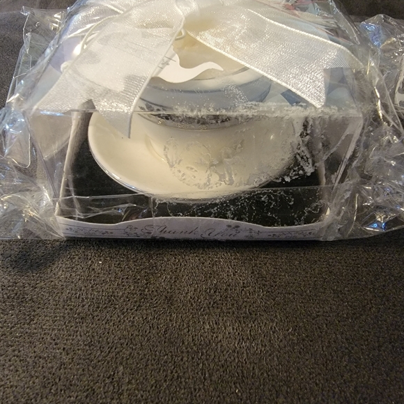 2 Mini Teacup and Saucers candles - Picture 4 of 10